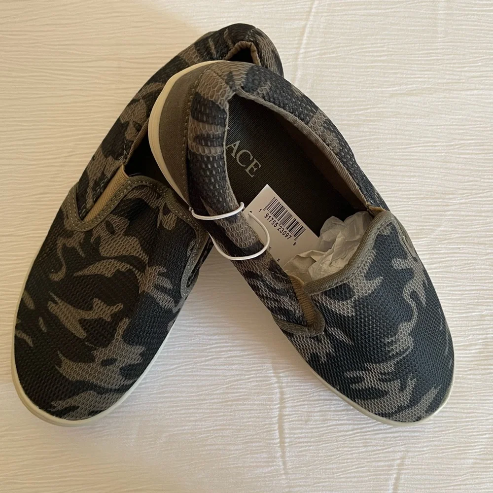 Boy slip on sneakers camouflage size 4